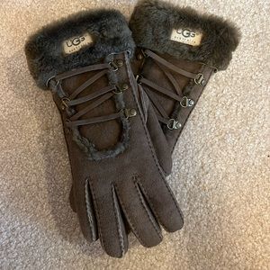 BROWN SUEDE UGG FUR LINED GLOVES. BRAND NEW NEVER WORN. SIZE LARGE